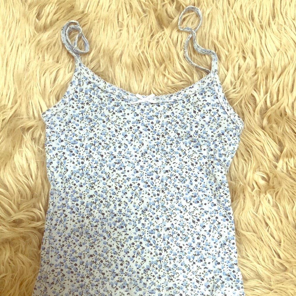 Super cute brandy Melville tank top!!